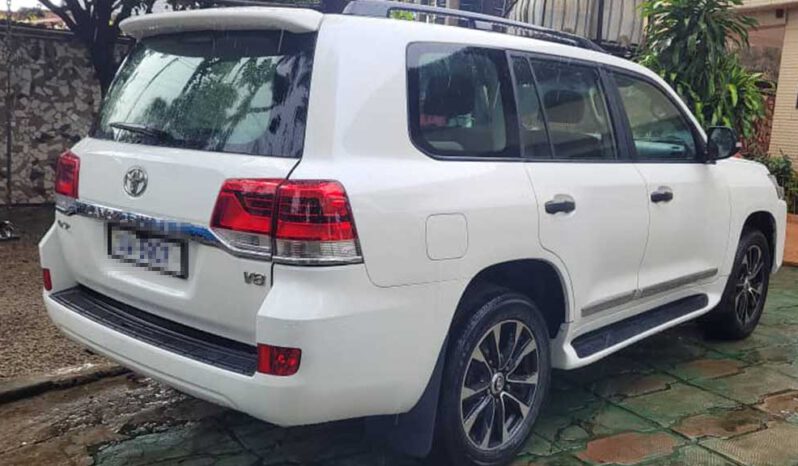 Toyota Land Cruiser 200 GXR V8 White full